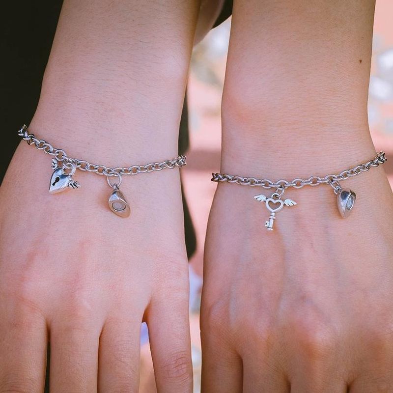 Bracelets magnétiques couple avec charms pour la saint-valentin_voghion.com