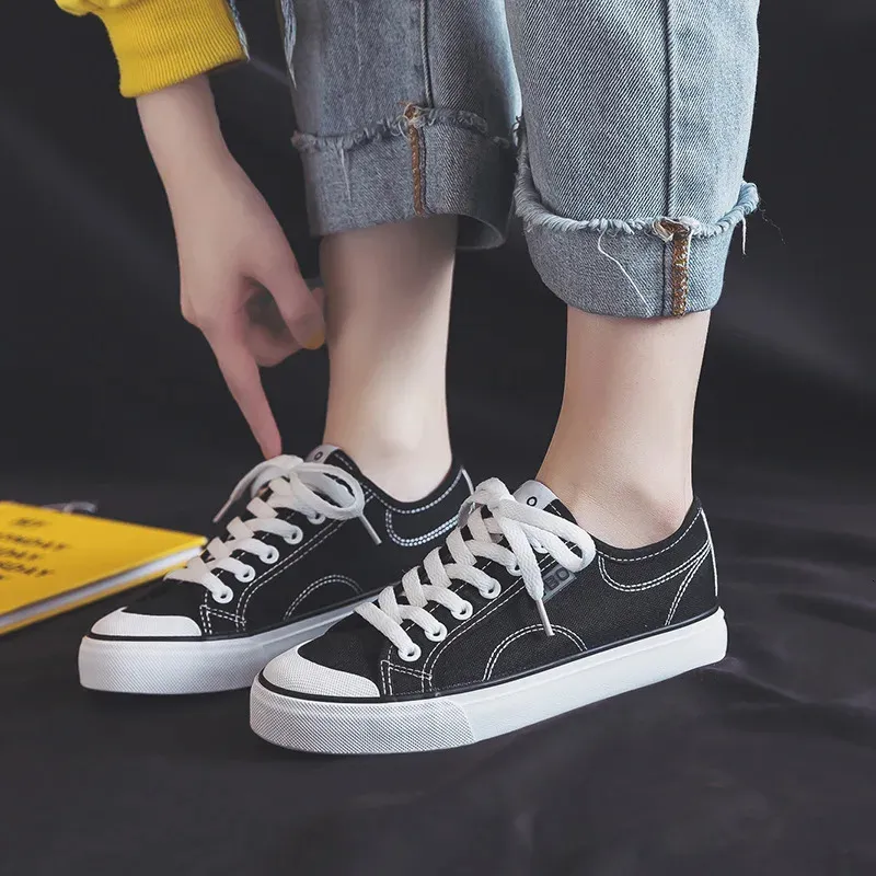 Women's Classic Canvas Sneakers White Lightweight Lace-up Shoes_voghion.com