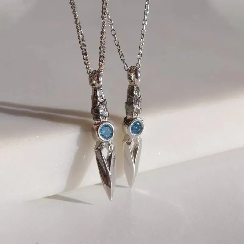 Collier avec pendentif en forme de poignard incrusté de zircone cubique bleue pour hommes et femmes, bijoux exquis pour joueurs_voghion.com
