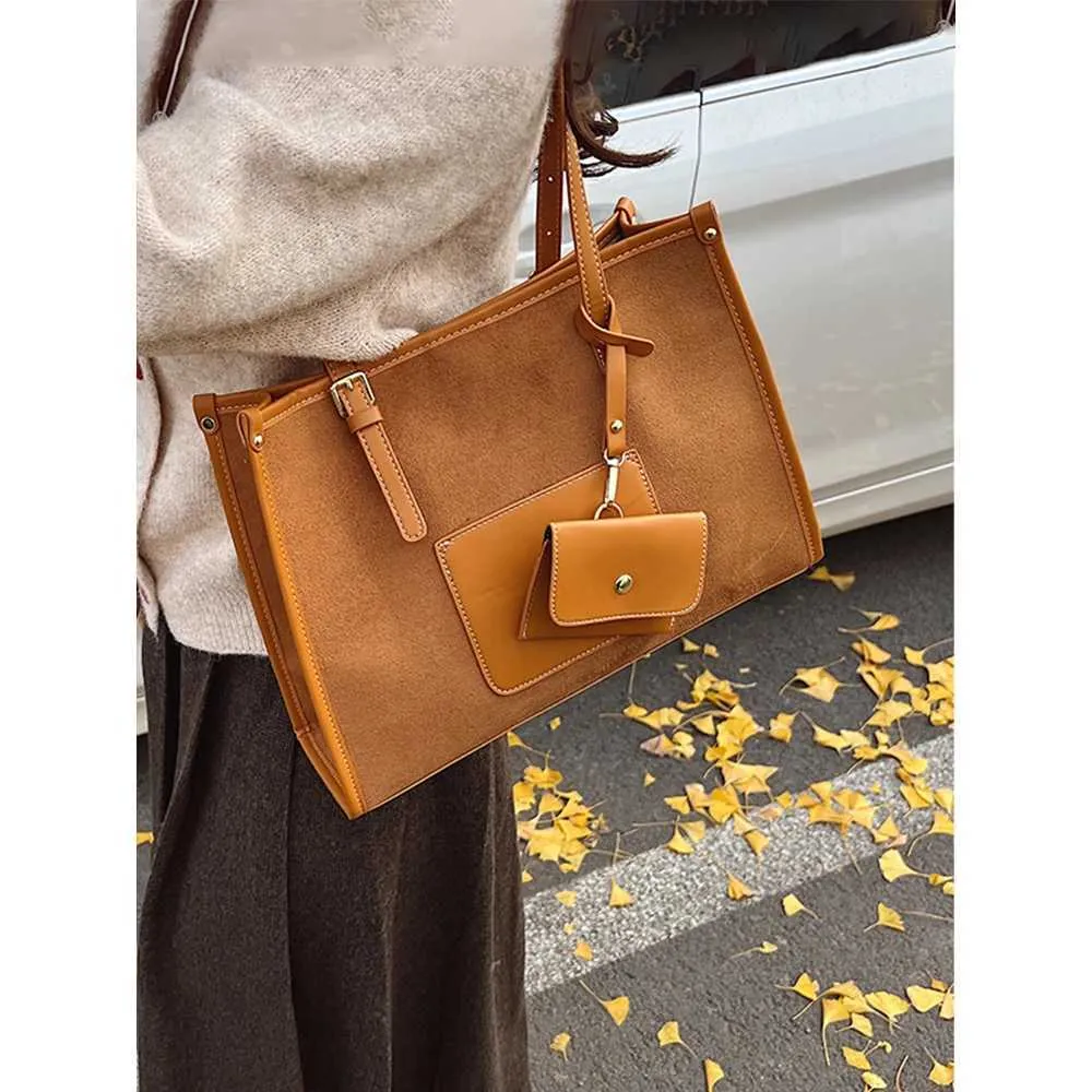 Large Capacity Women Suede Shoulder Bag Versatile Commuter Handbag_voghion.com