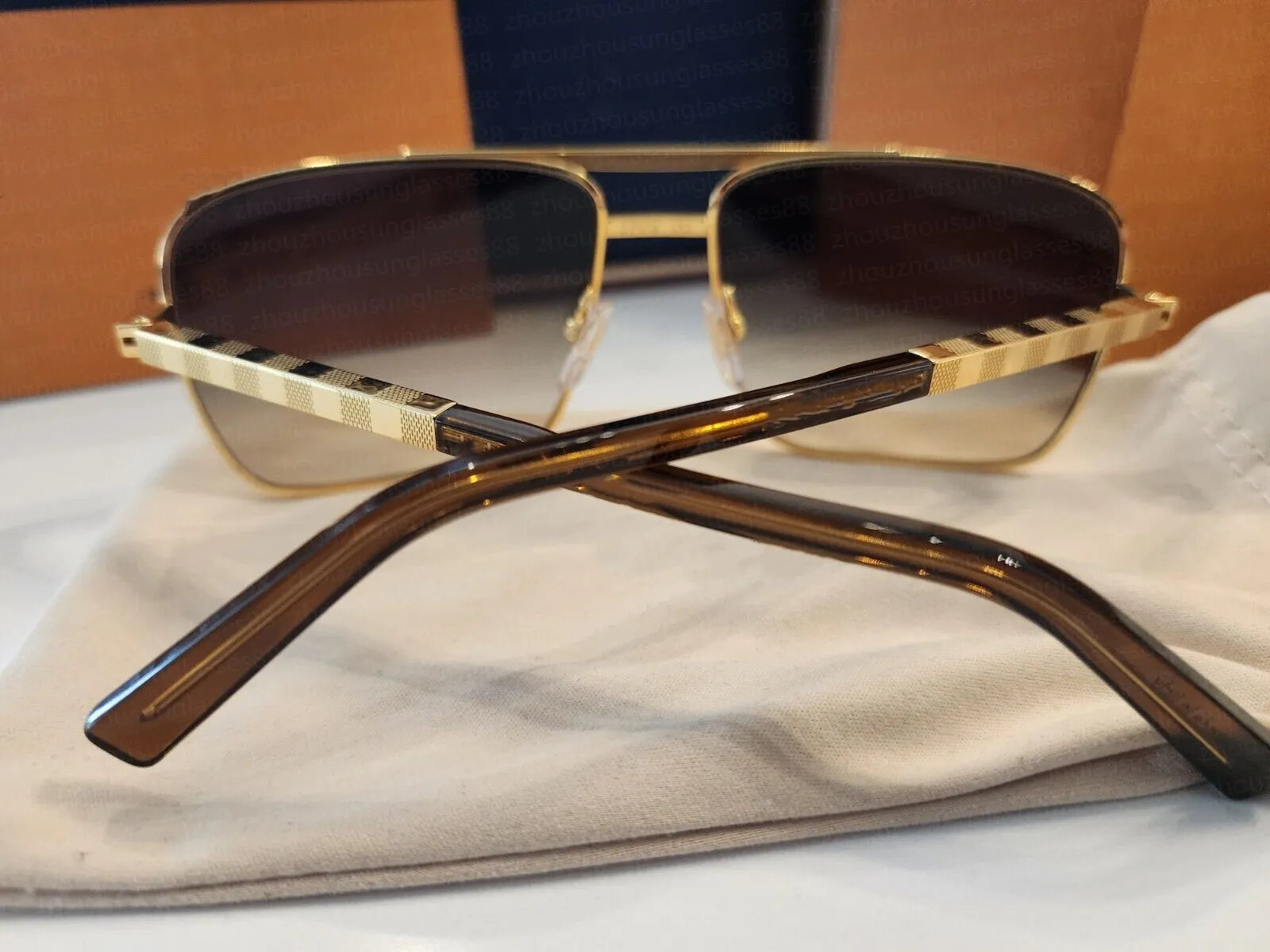 2025fashion Designer Sunglasses For Men Classic Attitude Metal Square Frame Popular Retro Avantgarde Outdoor Uv 400_voghion.com