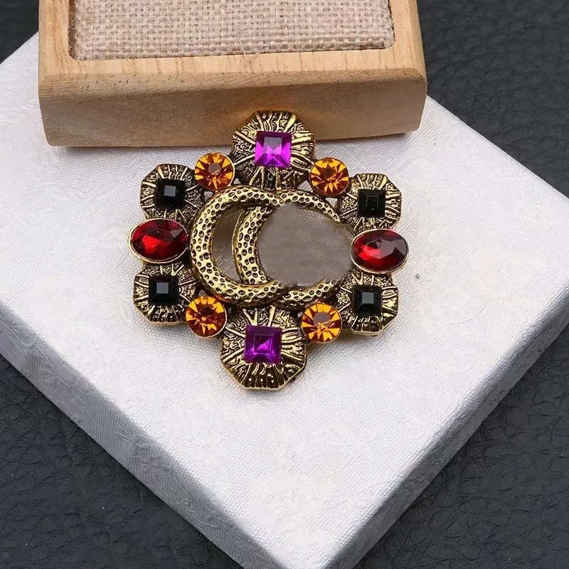 Classic Brand Letter Brooch Designer Brooches Bright Gem Pins For Women Charm Wedding Gift High Quality Jewelry_voghion.com