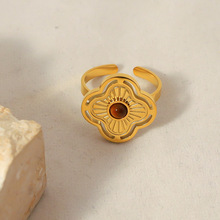 Bague en acier titane avec ouverture en pierre naturelle incrustée, conservant la couleur, offrant une sensation haut de gamme et polyvalente._voghion.com