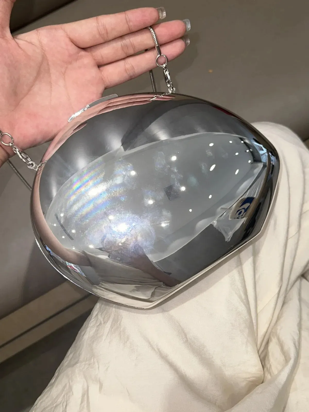 Bolso de mano con forma de concha de metal de nicho, superficie de espejo lisa, plateado y dorado, bonito bolso de mano para fiesta de noche para mujer, venta al por mayor 2024_voghion.com