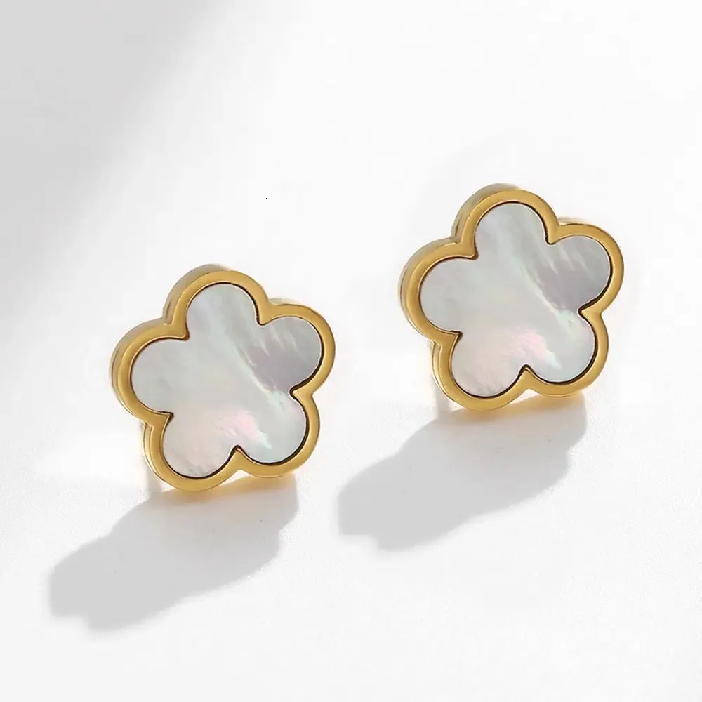 Boucles d'oreilles à tige en forme de mini plante mignonne pour femme avec incrustation de coquillage blanc et goutte d'huile en forme de trèfle PVD plaqué or 240618_voghion.com