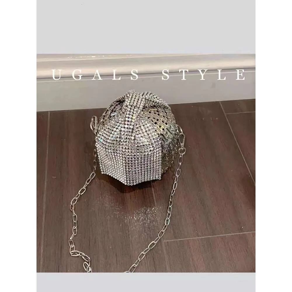 Borsa a tracolla da sera con pochette da sposa, fatta a mano, con pallina circolare in cristallo intrecciata e nodo a fiocco, da strada_voghion.com