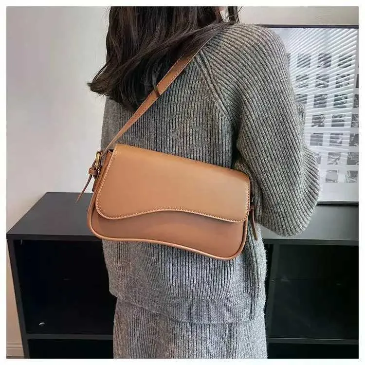Vintage Leather Crossbody Bag For Women Small Flap Shoulder Bag_voghion.com