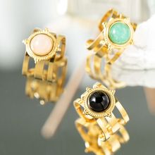 Bague en acier titane avec ouverture en pierre naturelle incrustée, conservant la couleur, offrant une sensation haut de gamme et polyvalente._voghion.com