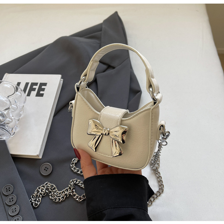 Little girl children's bag, 2024 new retro oily leather handbag, shiny bow chain crossbody bag, little princess mouth red envelope for women_voghion.com