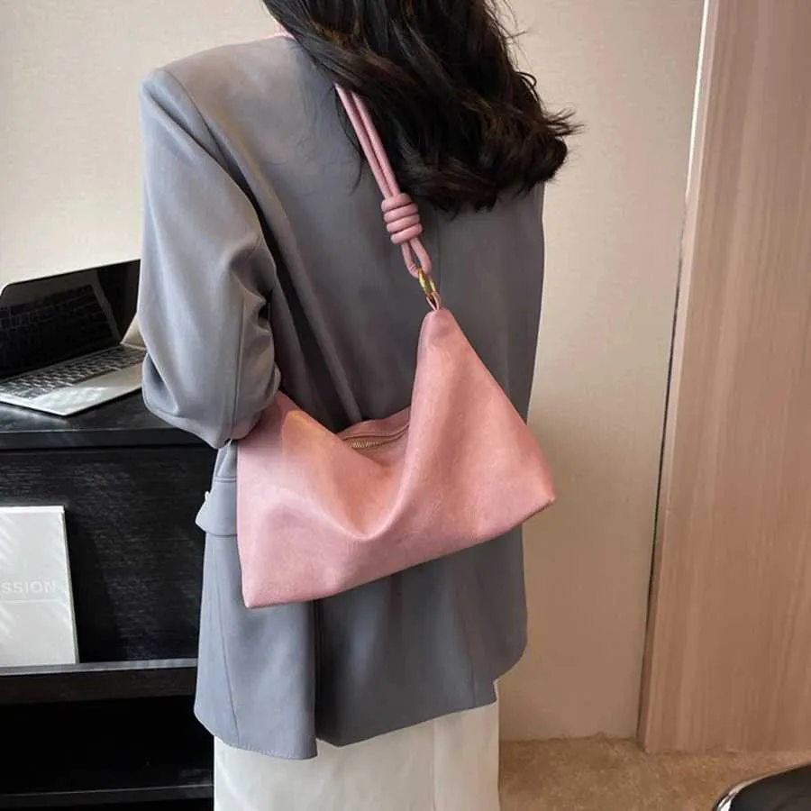 Borsa a tracolla da donna con texture in pelle morbida geometrica_voghion.com