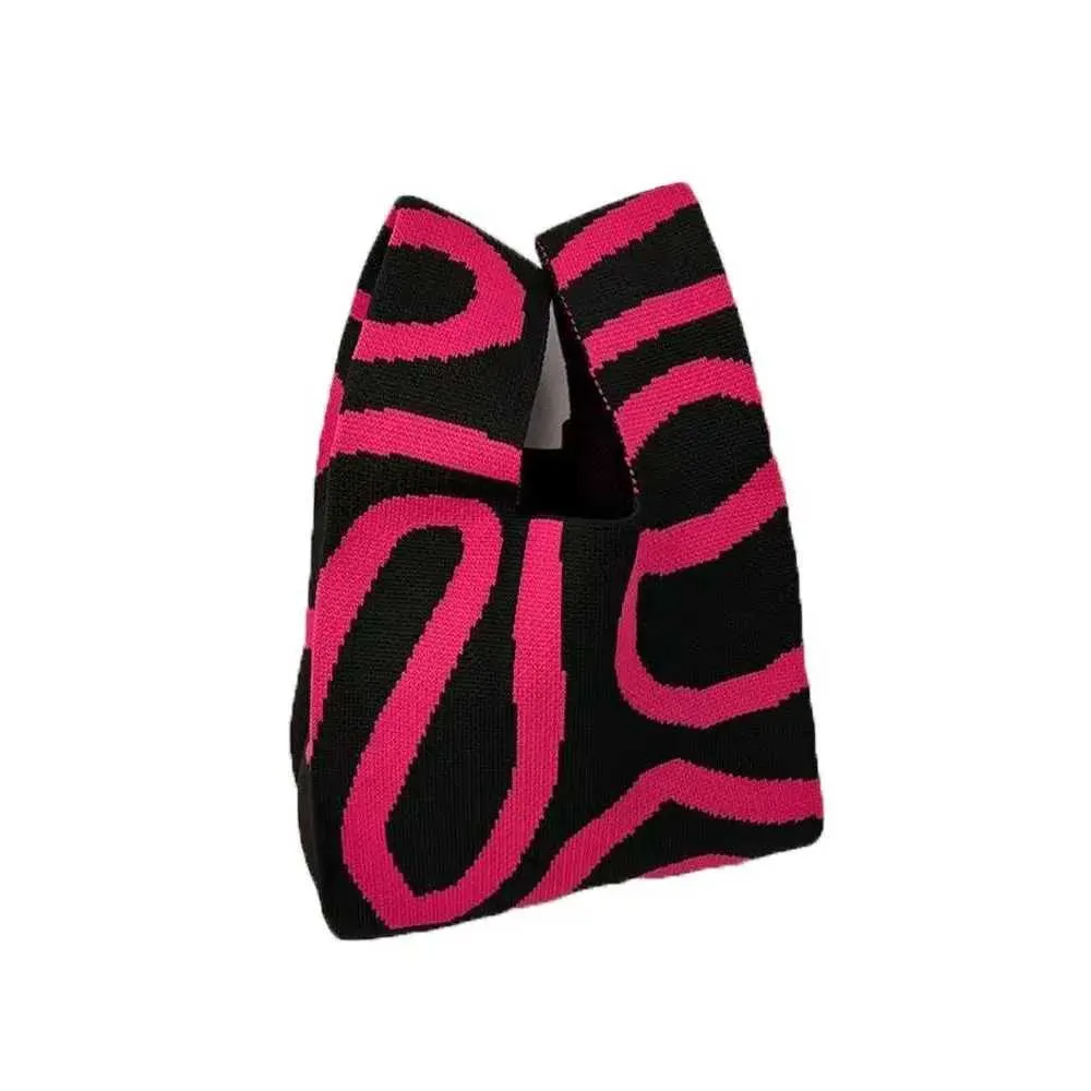 Nya nischdesigner inkluderar handstickade varma miniknutväskor i varma färger och återanvändbara shoppingkassar för_voghion.com