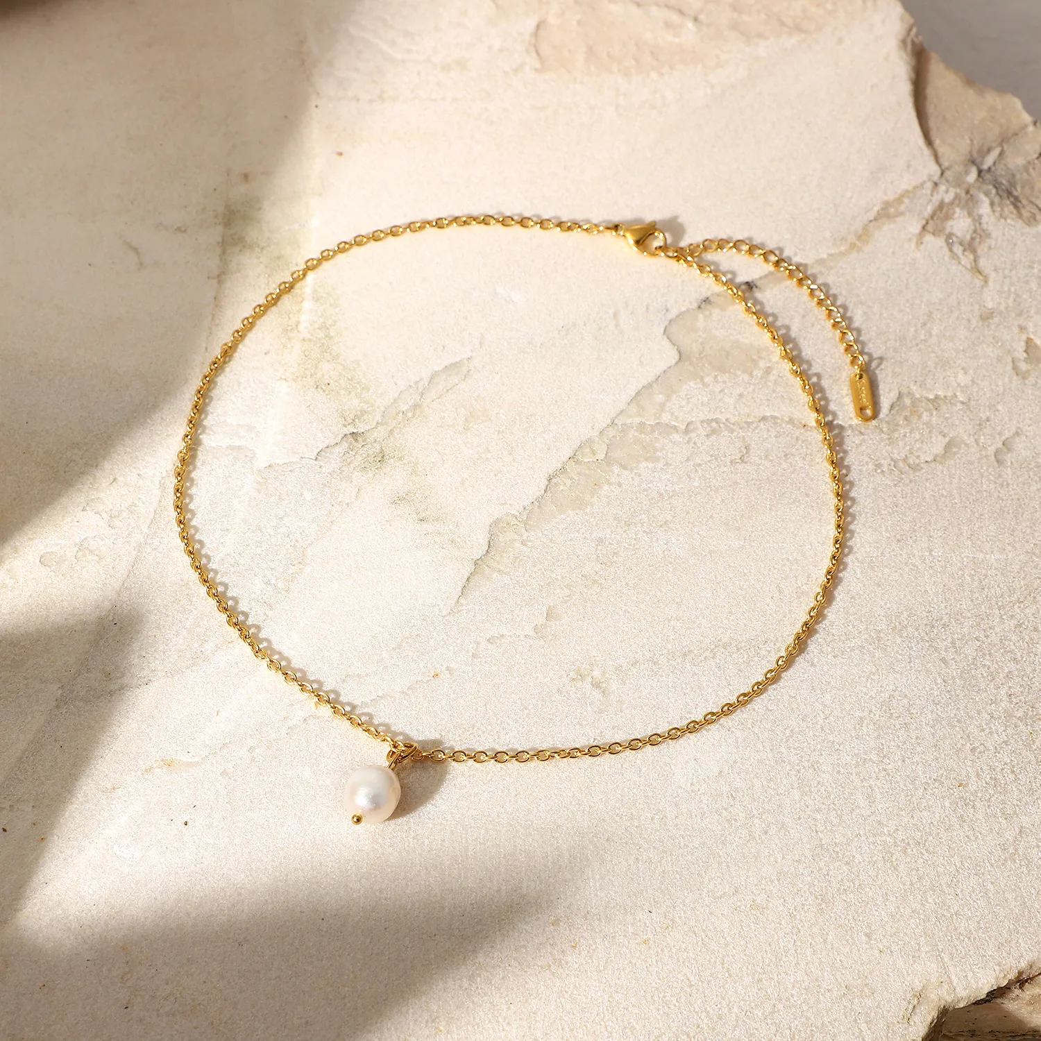 Colliers à pendentif élégants en perles simples, collier en acier inoxydable, chaîne de clavicule plaquée or pour femmes_voghion.com