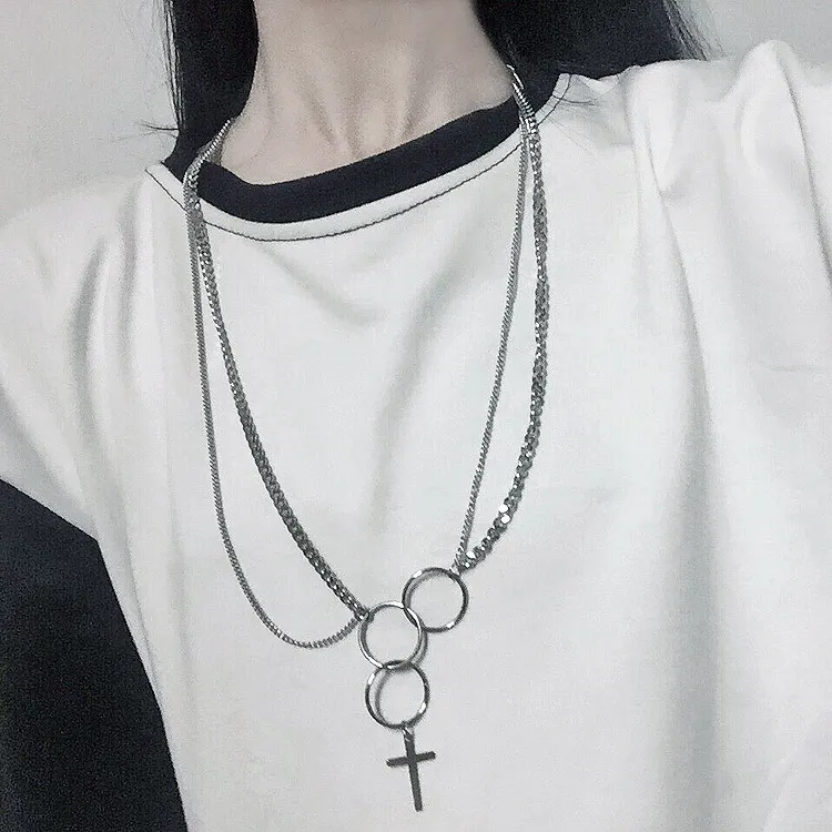 Warstwowy naszyjnik z łańcuchem krzyżem i kołami rock unisex_voghion.com