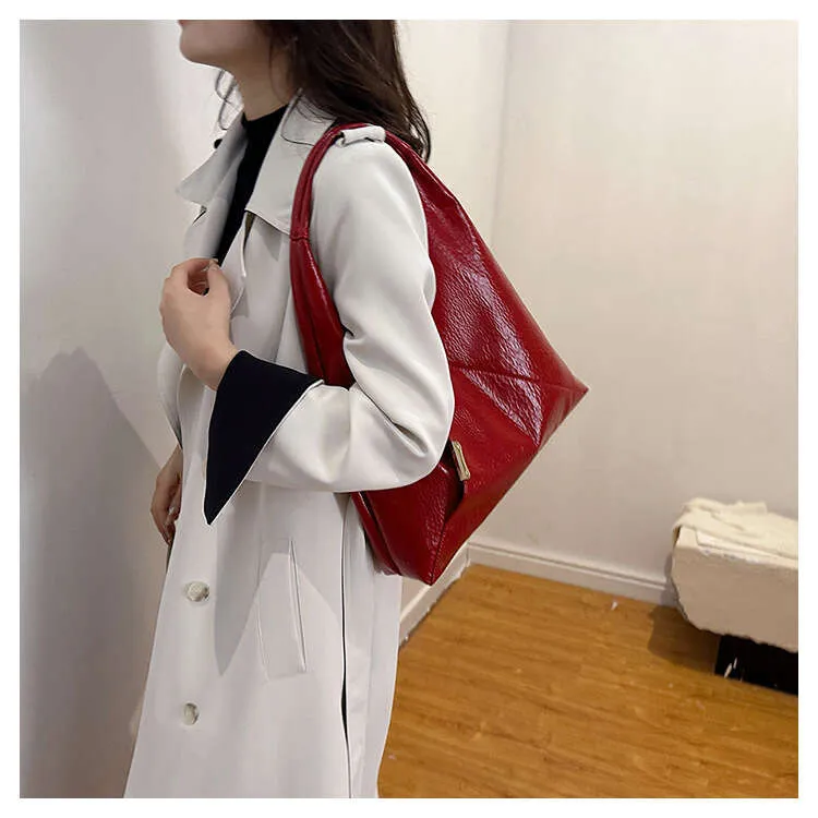 2024 Nouveau sac à bandoulière de style simple et cool à la mode avec triangle portable_voghion.com