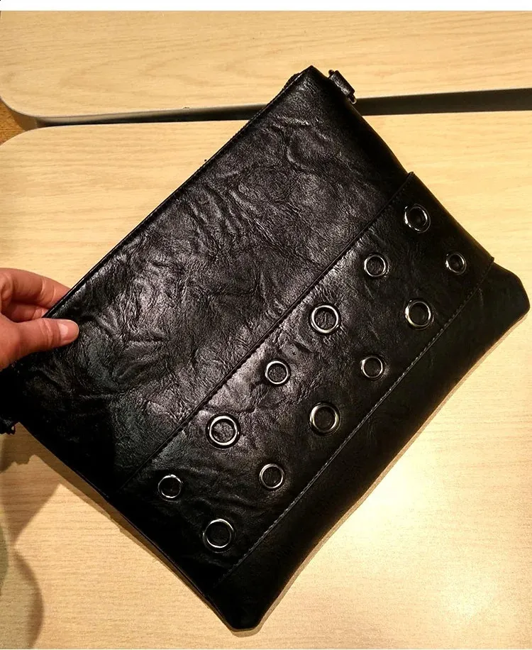 Pochette envelope con borchie borsa a tracolla borsa a spalla_voghion.com