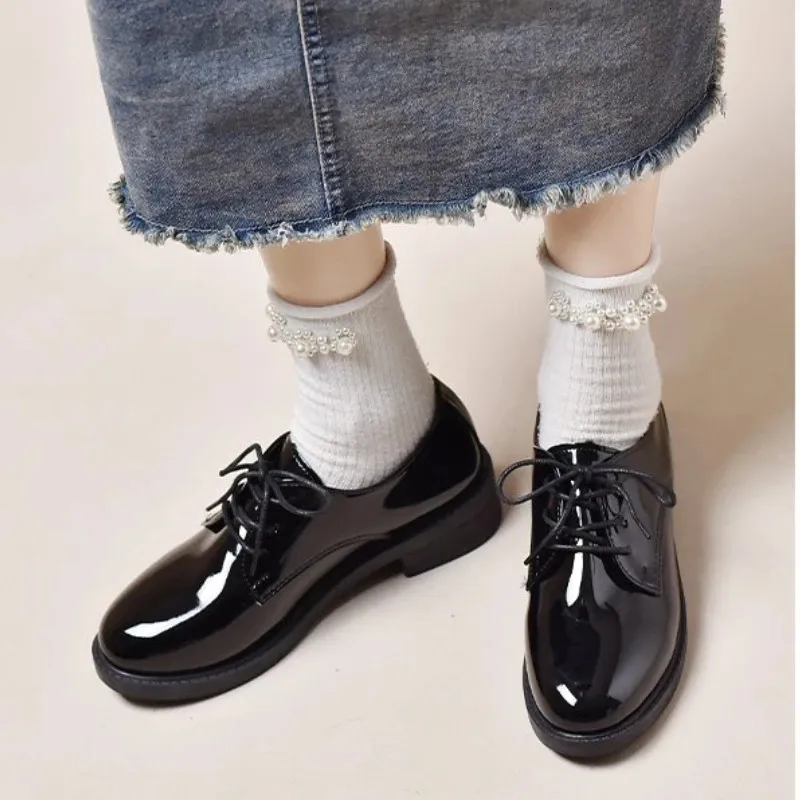 Veterschoenen voor dames van zwart leer met platte hak_voghion.com