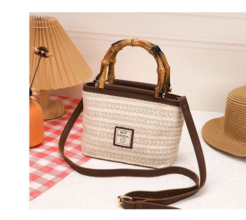 Frühlingsneue, strukturierte, gewebte Tasche mit Bambusgriff. Reise-/Urlaubsmode, Umhängetasche aus Stroh_voghion.com