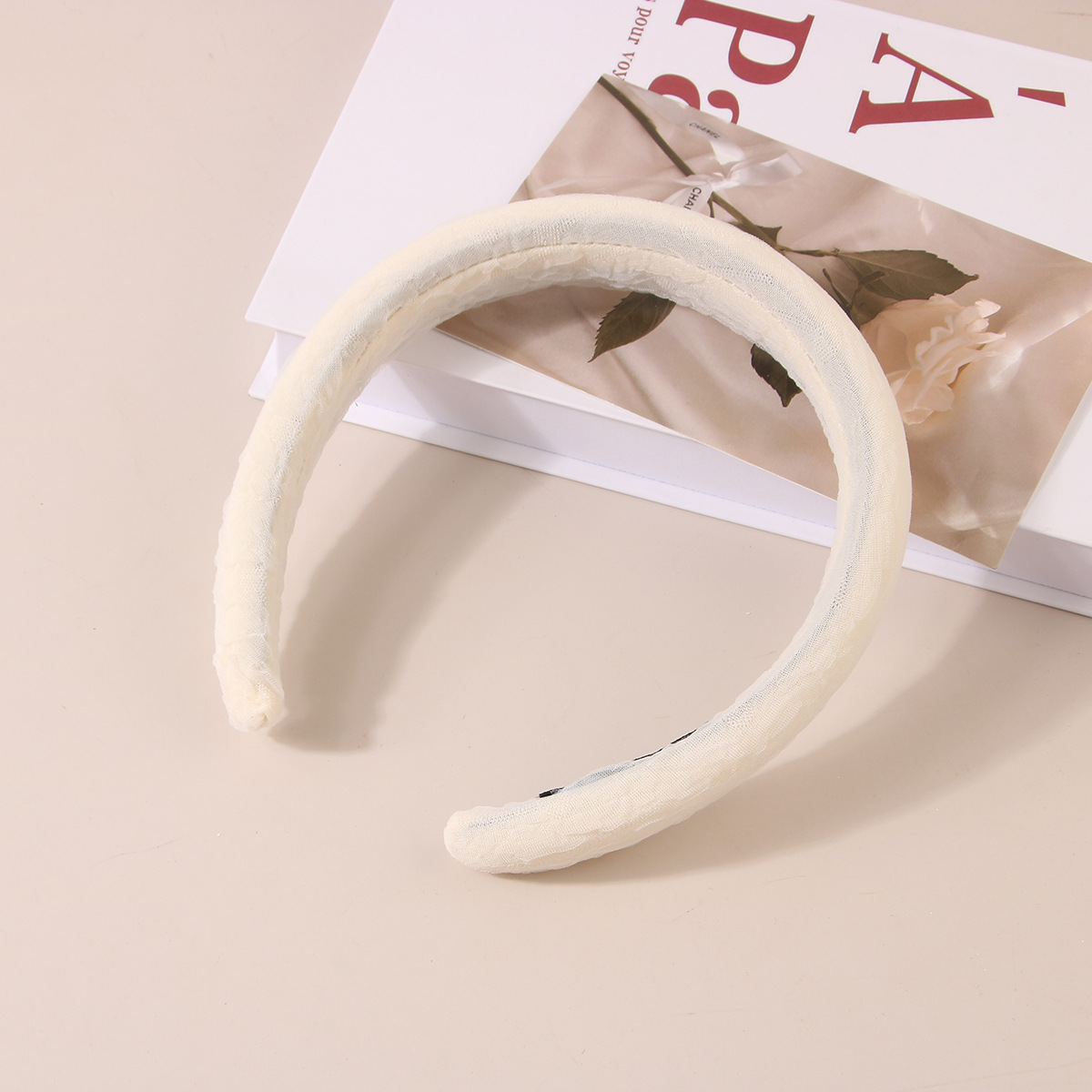 Tiara larga de renda plissada com esponja para mulher_voghion.com
