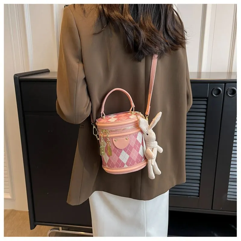 Designer Free Shipping 2025 New Fashionable Bucket Premium Texture Dia Grid Shoulder Crossbody Bag Bag For Womens_voghion.com