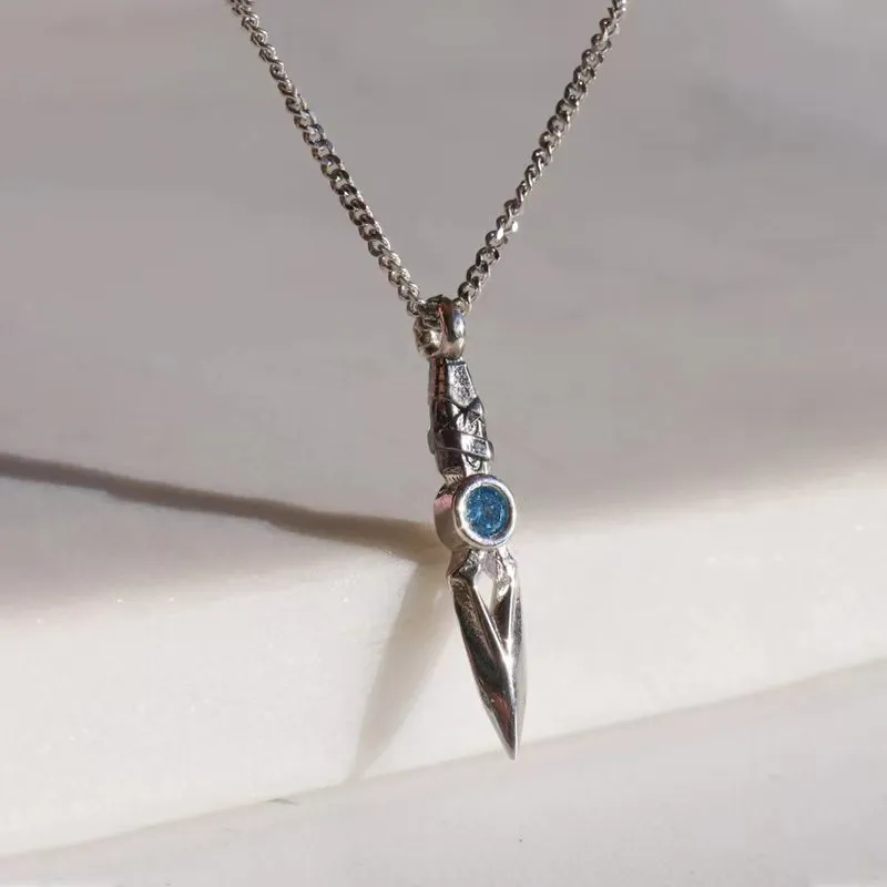 Collier avec pendentif en forme de poignard incrusté de zircone cubique bleue pour hommes et femmes, bijoux exquis pour joueurs_voghion.com