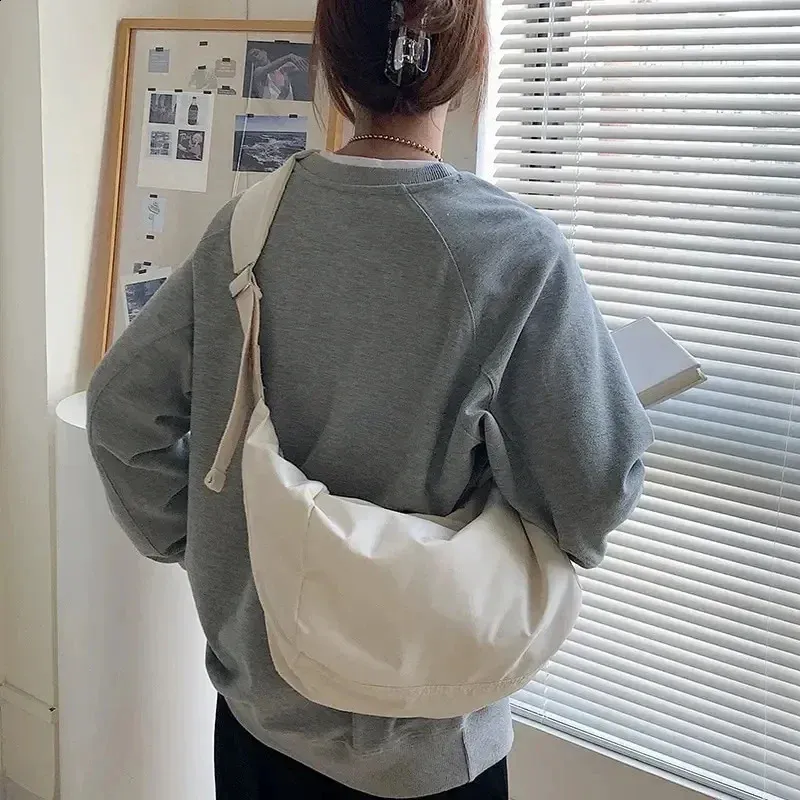 2024 Mode Sommer Große Kapazität Casual Nylon Frauen Koreanischen Stil Hobos Jugend Crossbody Umhängetasche 240827_voghion.com