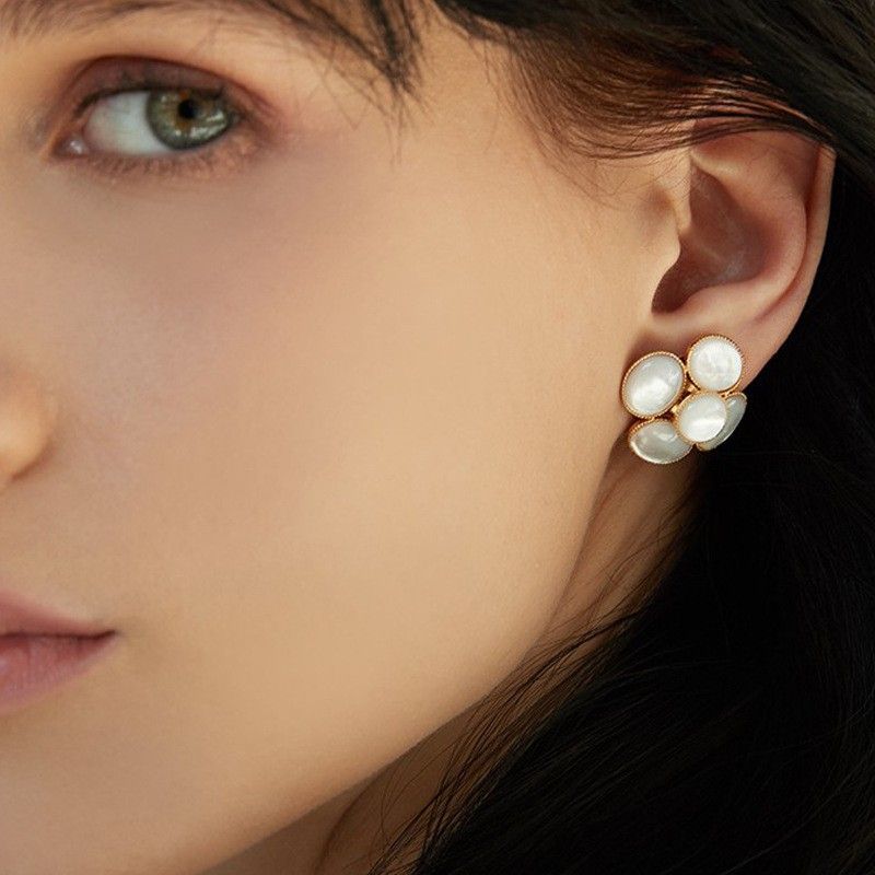 Orecchini da donna in madreperla naturale semplice e classica con camelia placcati in oro 14k_voghion.com