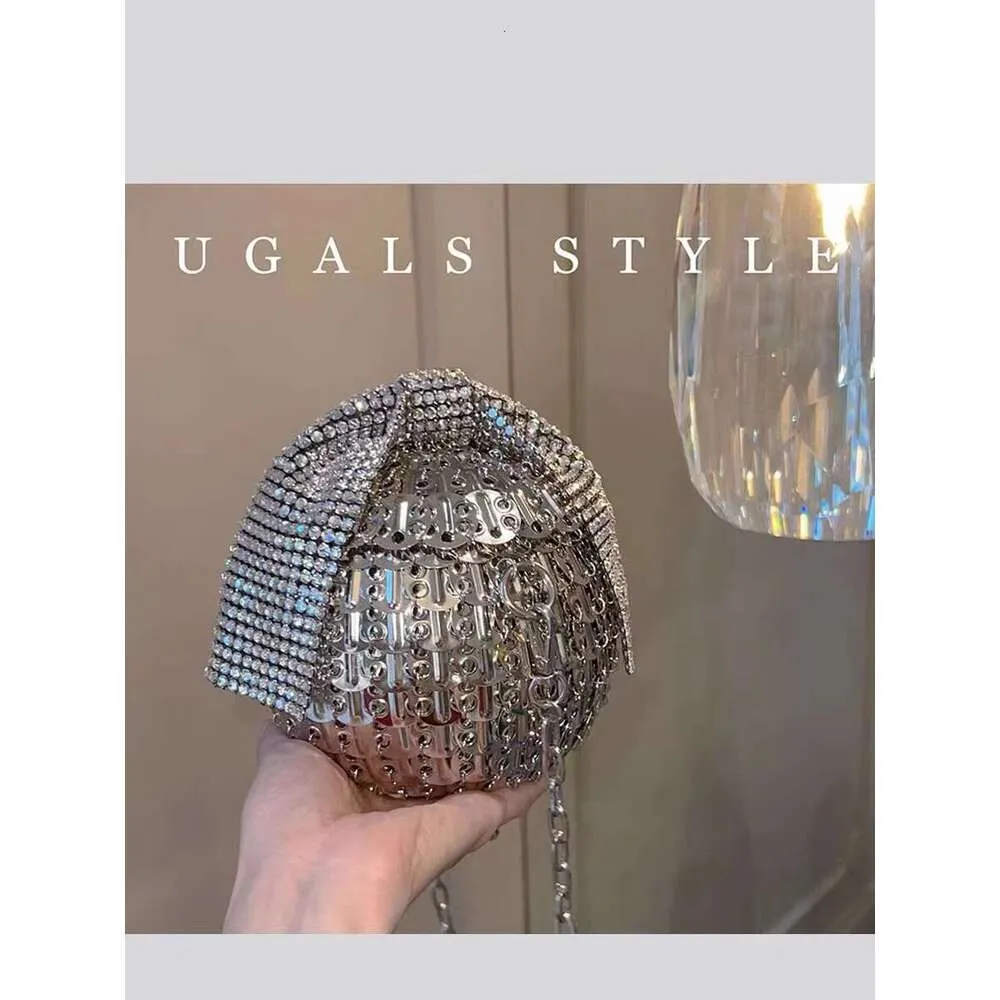 Läikiv litritega kootud käsitsi valmistatud ümmarguse palliga kristalldiaga vibusõlmega õhtune pulmapidu sidurikott õlakott_voghion.com