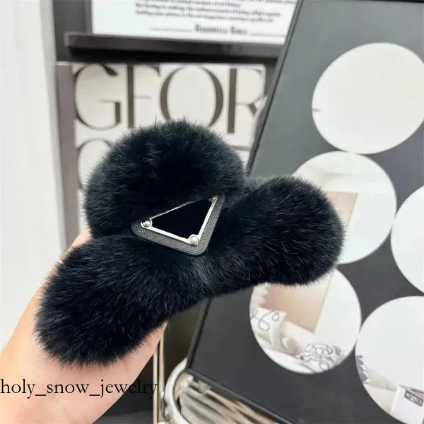 Prd Agrafe pufoase Triunghi Designer Agrafe pentru femei Fuzzy Letters Agrafă cu gheare Furry Winter Warm Hair Pin Designers Fete_voghion.com