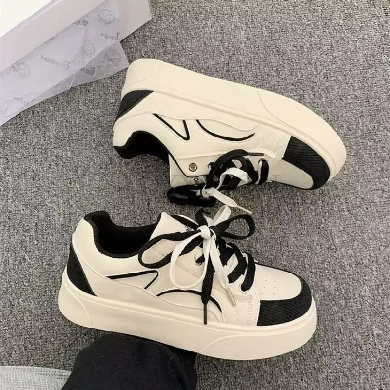 Nuove scarpe bianche versatili da donna, coreane, con blocchi di colore, primavera e autunno, suole spesse, comode e alla moda._voghion.com