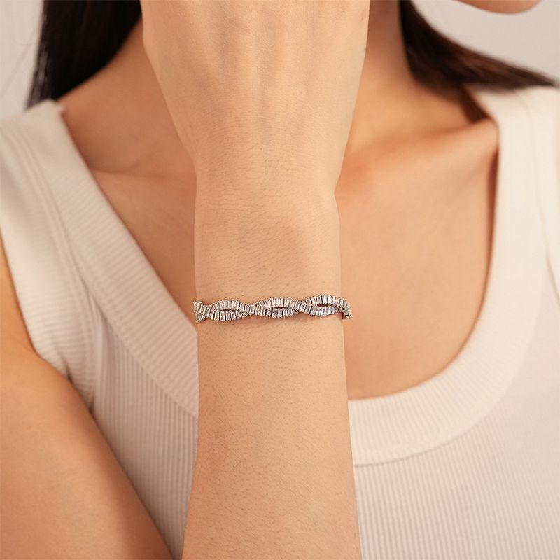Braccialetto con croce in zircone intrecciato di alta qualità, gioiello leggero e versatile_voghion.com