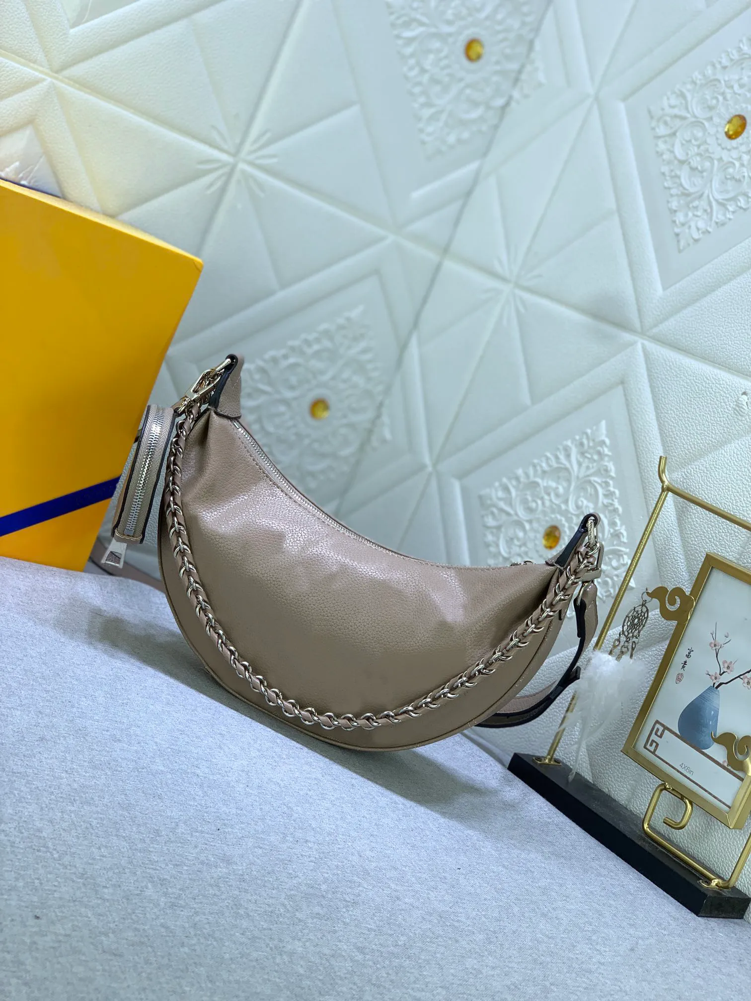 2023 Designer Perforated Cow Leather Handbag Half Moon Outline Metal Woven Handle Paired With Small Zero Wallet,_voghion.com