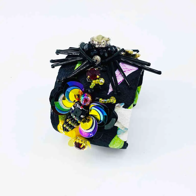 Pulseira de bracelete com berloques barroca e flores strass_voghion.com