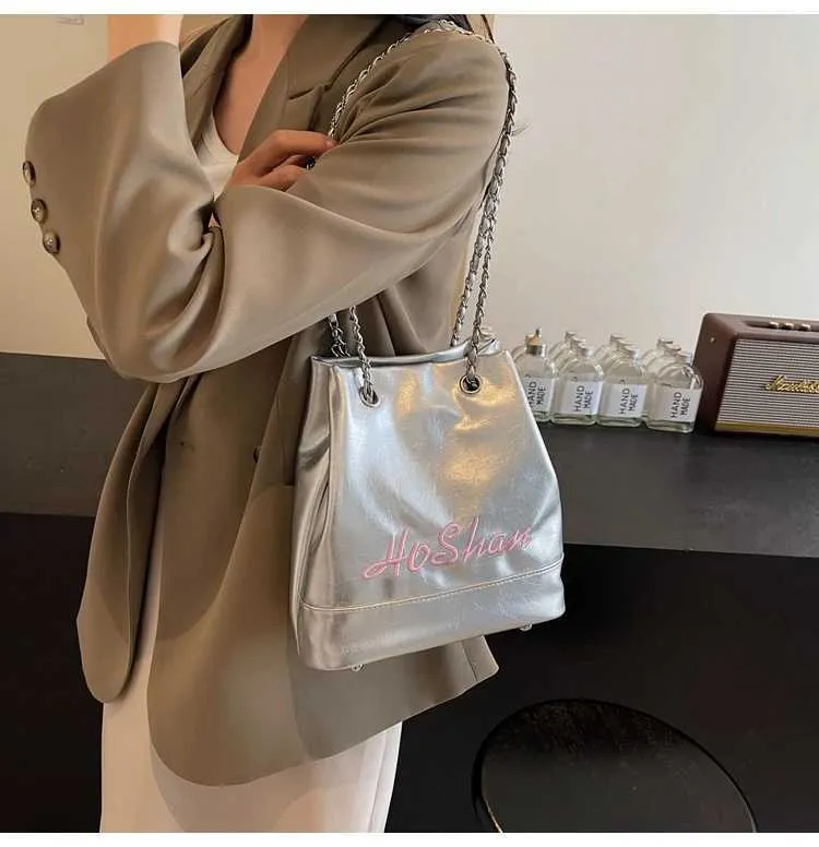 Borsa a secchiello in pelle da donna con ricamo e tracolla_voghion.com