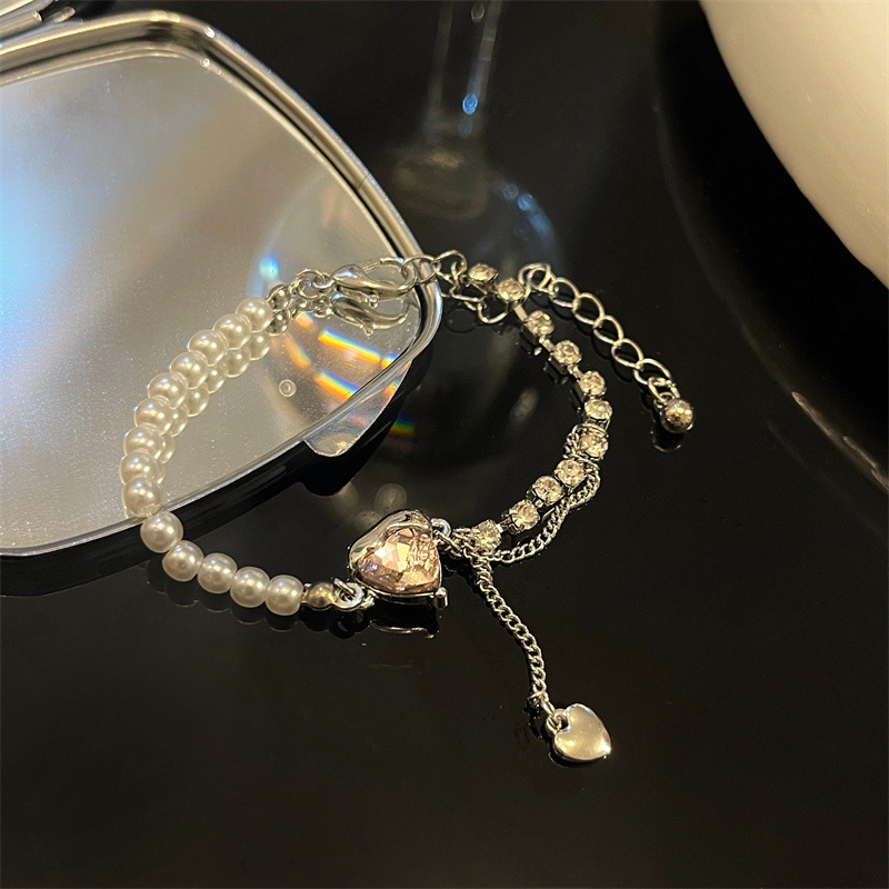 Pulsera de amor rosa con diseño de nicho ligero y lujoso con colgante de corazón de melocotón con incrustaciones de diamantes y perlas avanzadas