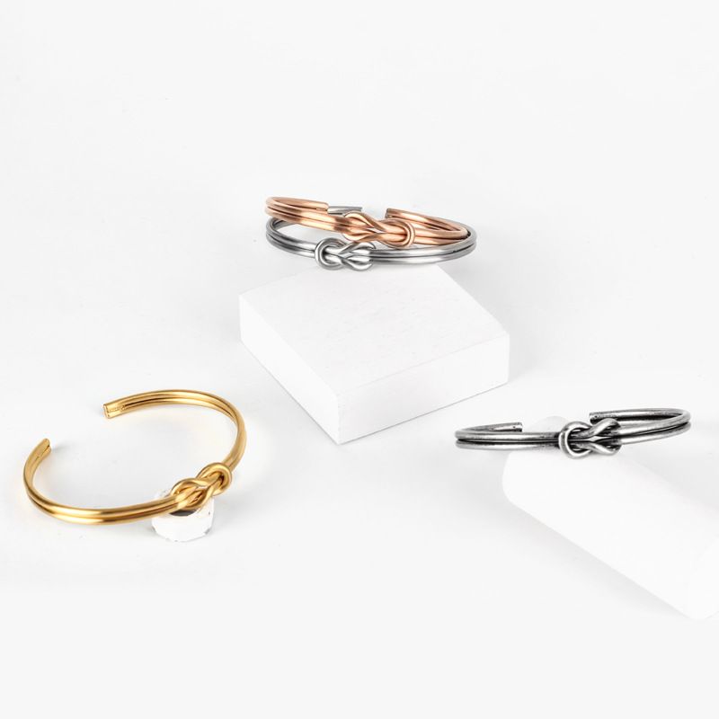 Schlichter Armreif aus Titanstahl mit Infinity-Beschichtung_voghion.com