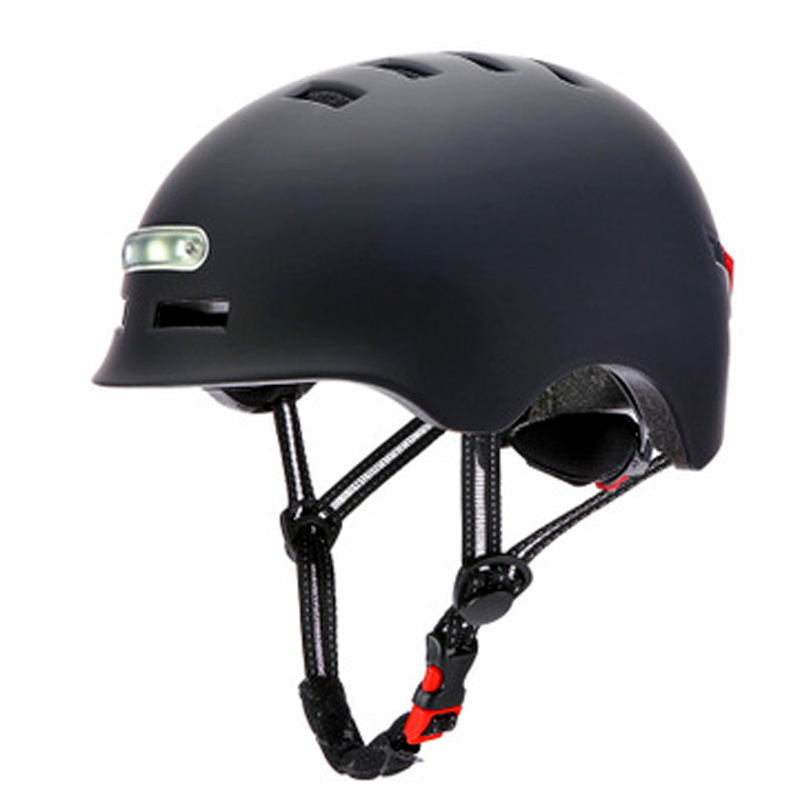 Vélos électriques, draisiennes, scooters avec éclairage avant et feux arrière, casques d'équitation