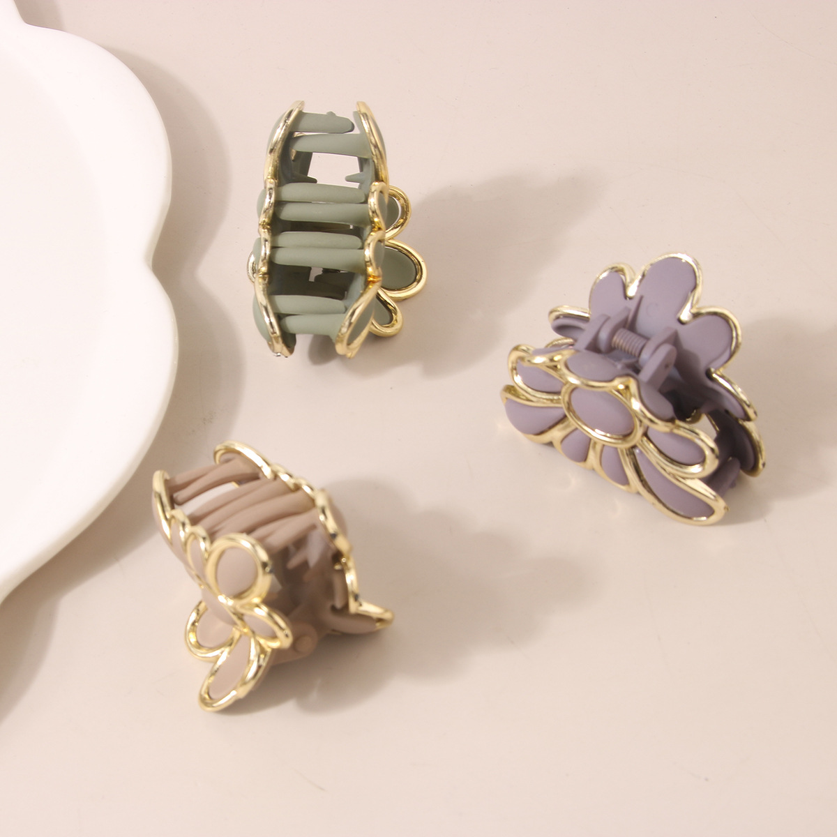 Women's Hair Accessories Hairpin Micro-inlaid Gold-rimmed Hair Clip For Women Simple And Fashionable Back Of The Head Flower Shark Clip Hairpin_voghion.com
