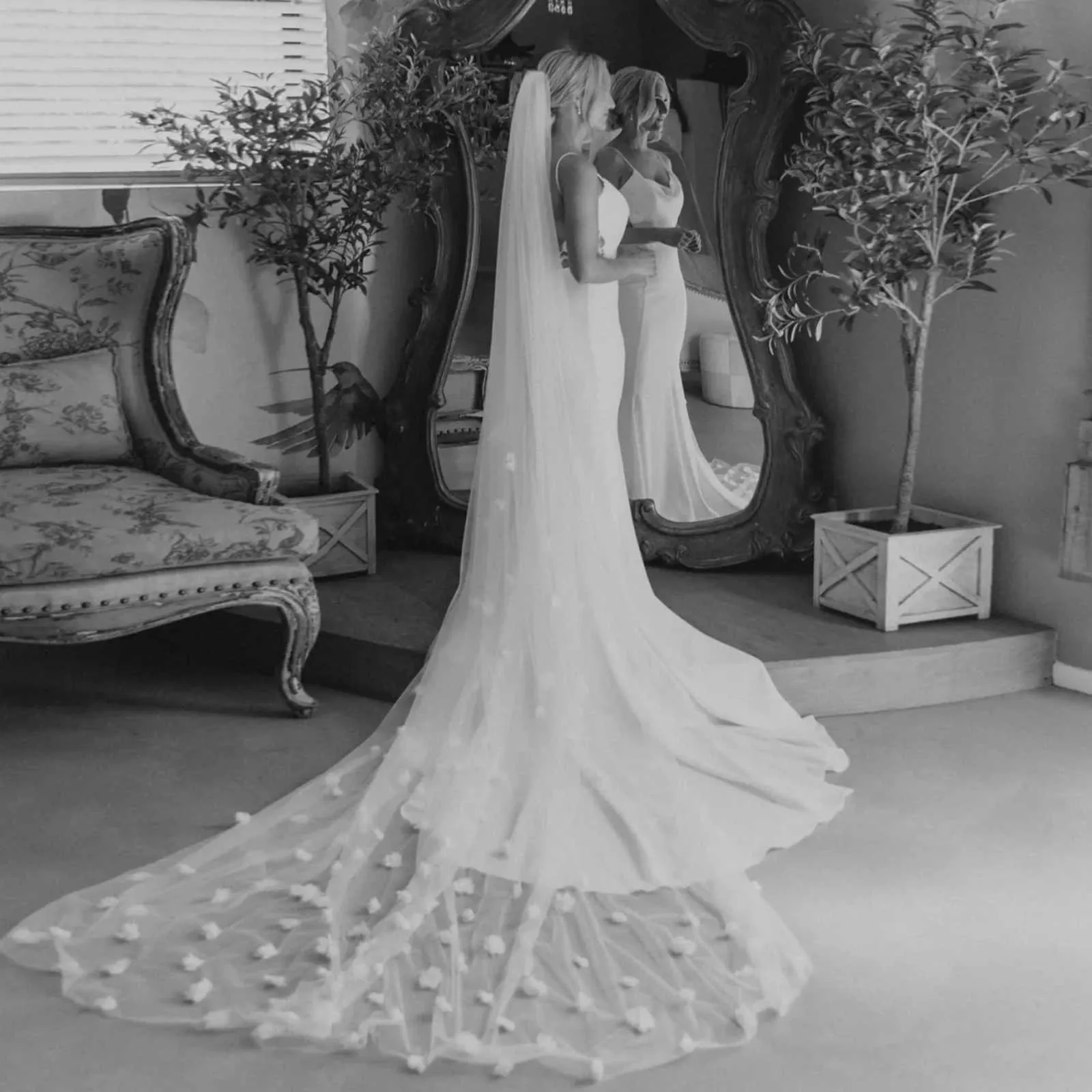 Haarschmuck V190 Zweilagiger Rouge-Hochzeitsschleier 3D-Blumen Lang Kathedrale Weich Braut Illusion Mit Kamm Braut_voghion.com