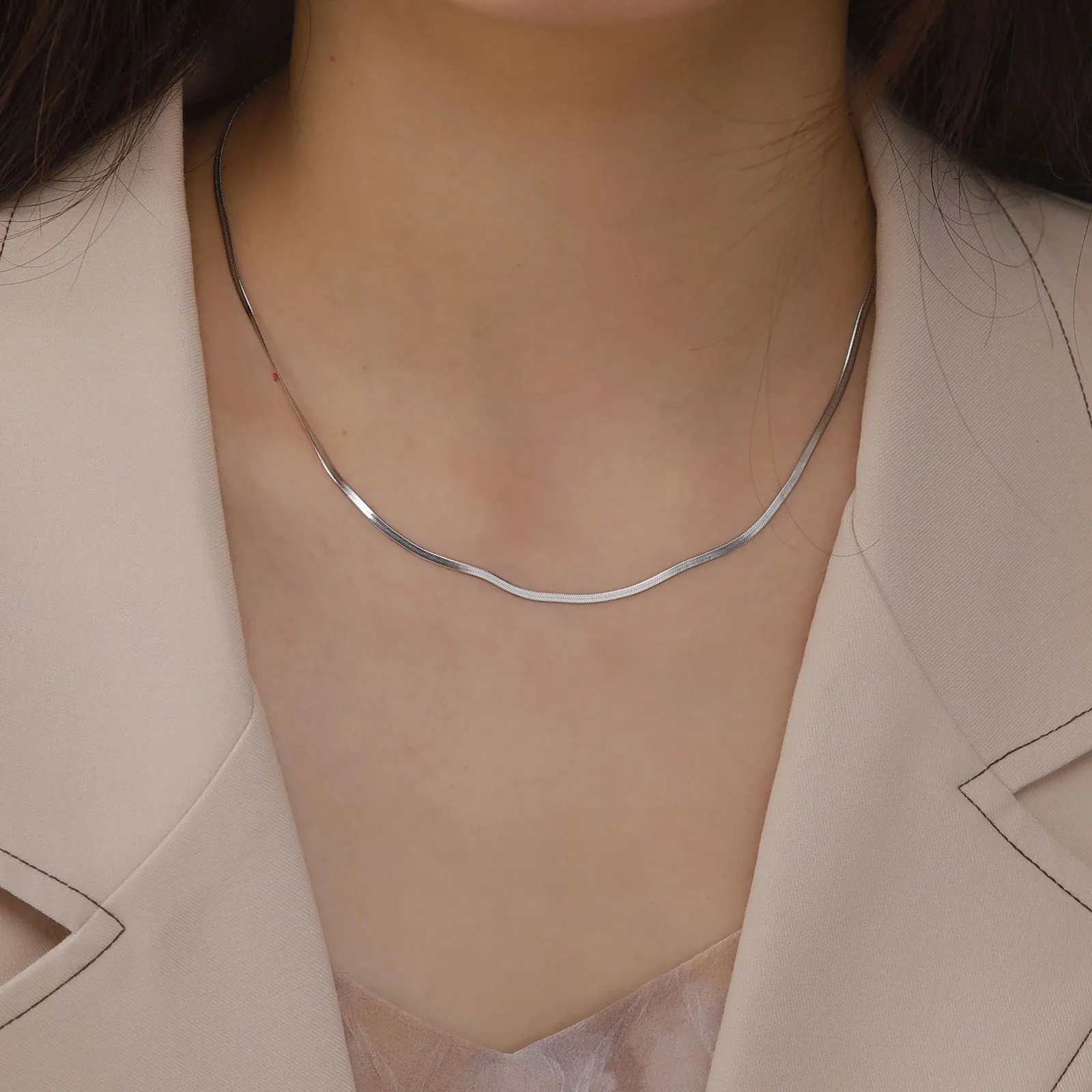 Topqualitativ 14k Gielgold Schlaangekette Halskette fir Fraen a Männer Goldfaarf Herringbone Choker Halskette Trend 2024_voghion.com