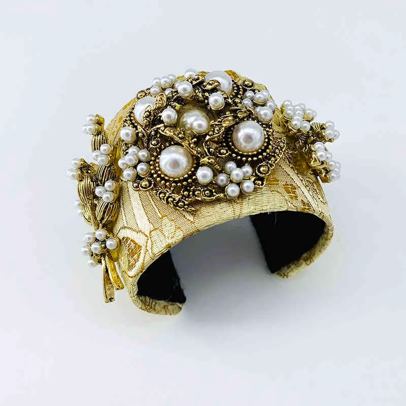 Pulseira de bracelete com berloques barroca e flores strass_voghion.com