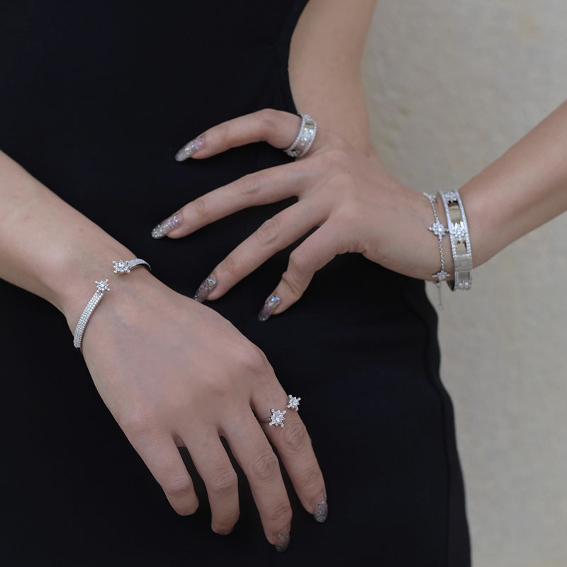Anello donna con stella e zirconi design minimalista di lusso_voghion.com