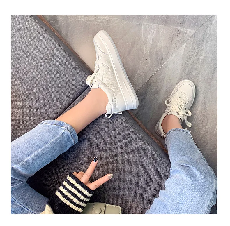 Scarpe sportive casual versatili, con fondo piatto e basso taglio in vera pelle e rete per traspirabilità e comfort._voghion.com