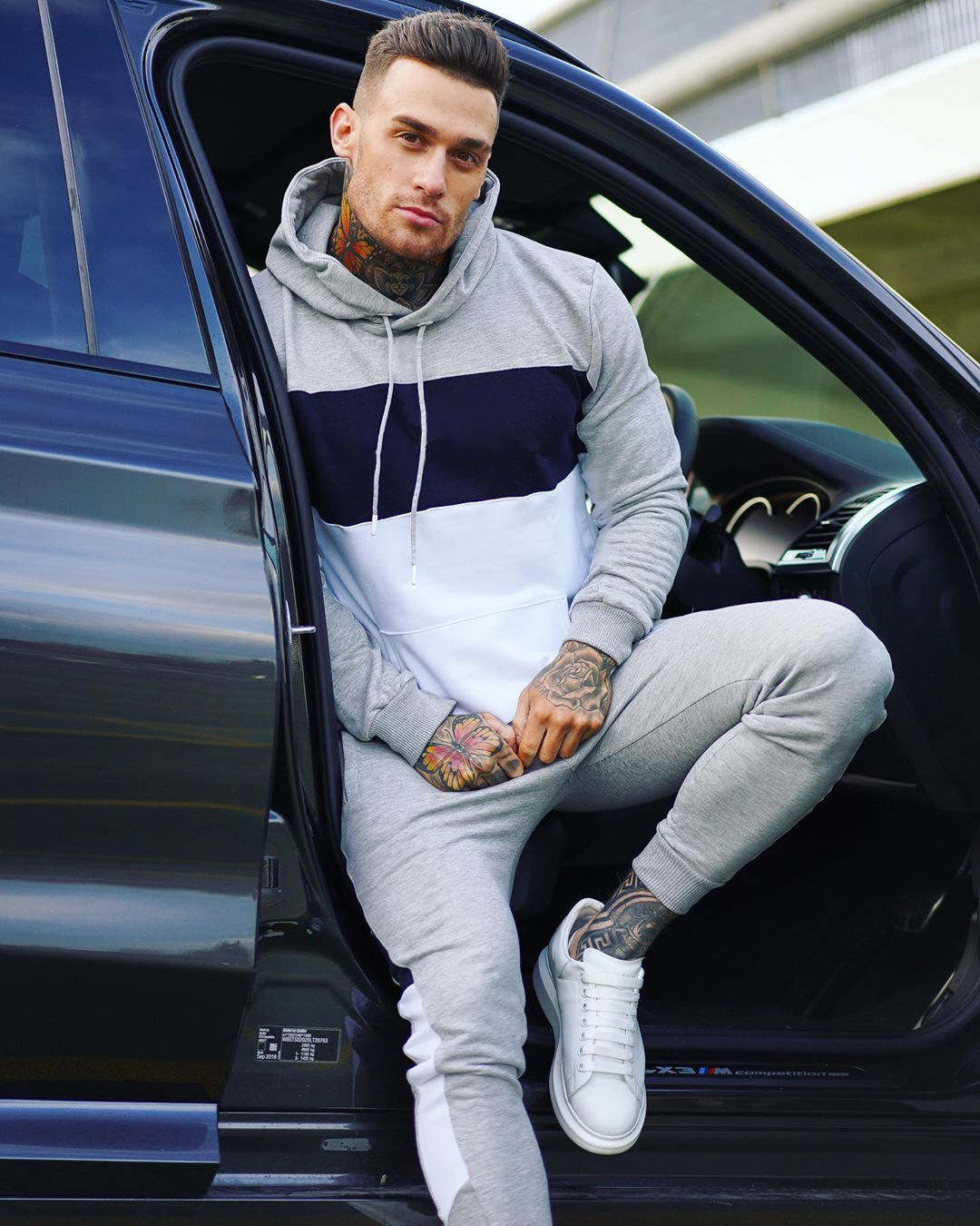 21 Neue Sport- und Fitness-Männer trendige gespleißte Kontrastfarbe Pullover Slim Fit Hose Herbst zweiteiliges Set_voghion.com