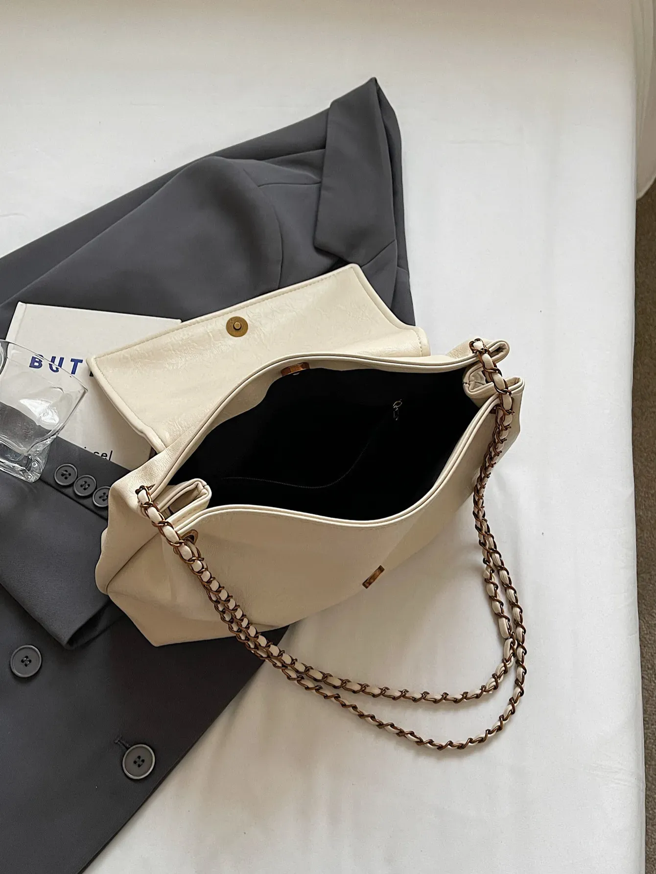 Ladies Black Leather Shoulder Bag With Designer Chain Strap_voghion.com