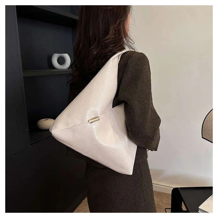 2024 Nouveau sac à bandoulière de style simple et cool à la mode avec triangle portable_voghion.com