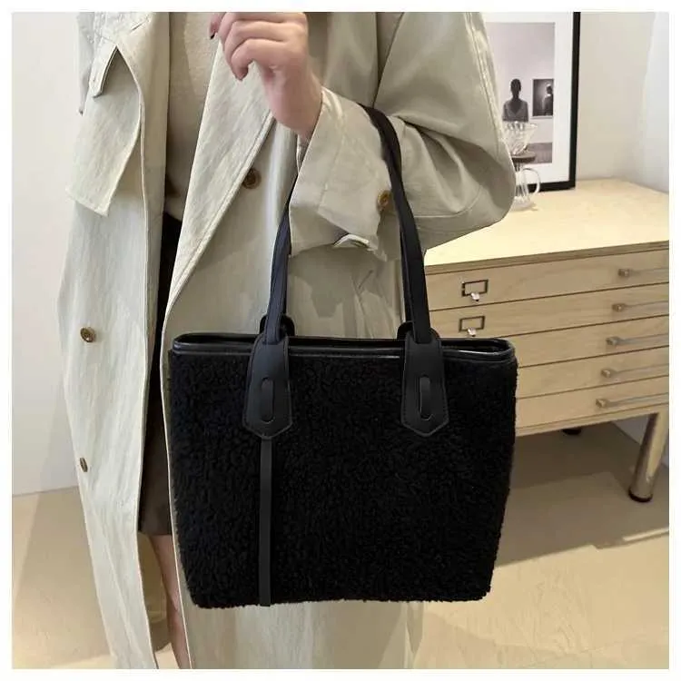 Sac à main en peluche à la mode de grande capacité pour femme, sac à bandoulière polyvalent de couleur unie, décontracté et chaud Y241216_voghion.com