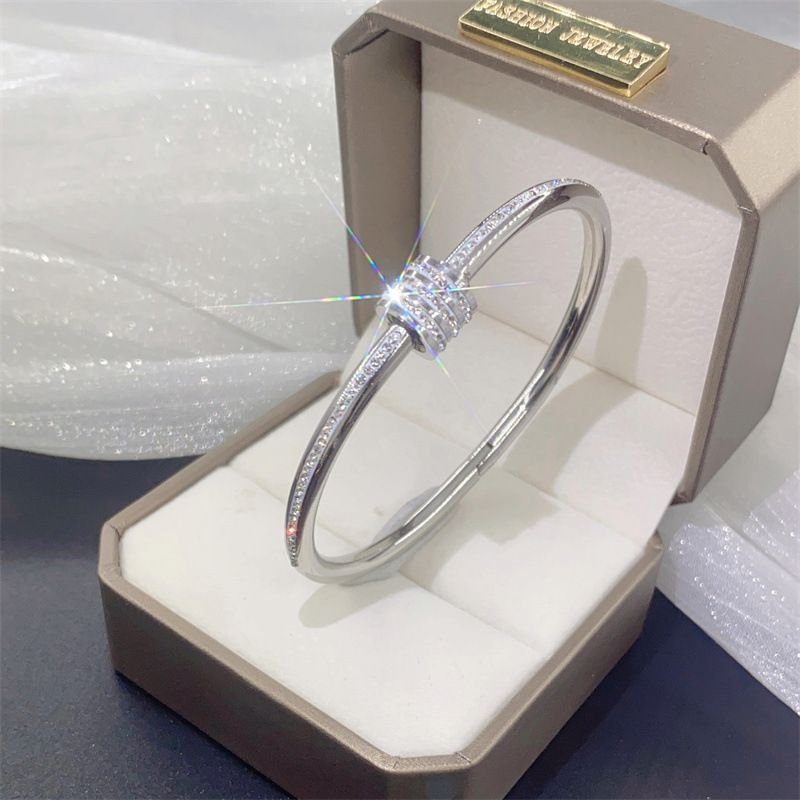 Bracciale Rhies con placcatura in acciaio al titanio geometrico alla moda_voghion.com