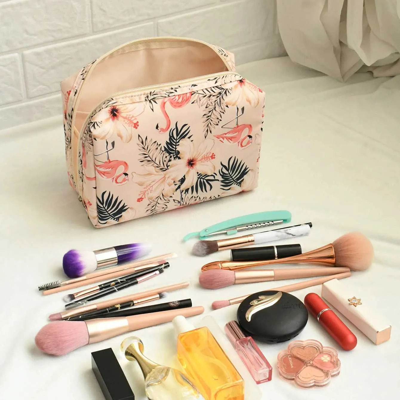Large flamingo printed waterproof bag used for travel organized storage and multi-component makeup bags Y241023_voghion.com