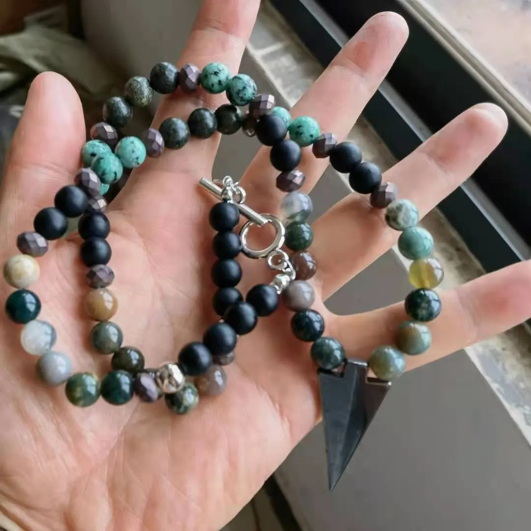 Collana con pendente a punta di freccia in pietre dure uomo_voghion.com