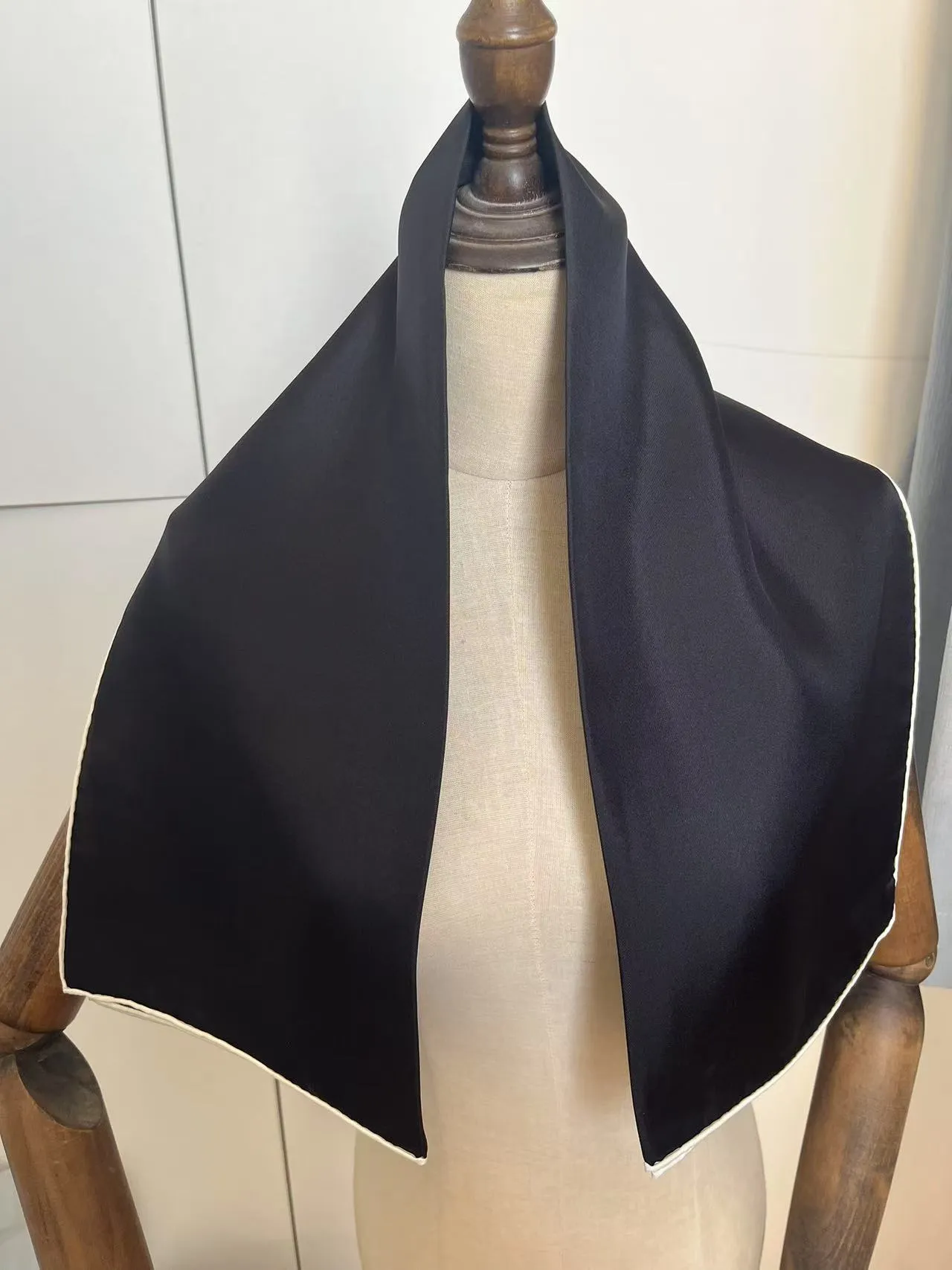 Bufanda de sarga de seda negra de 90 x 90 cm, de alta calidad, para mujer, chal de moda, novedad de 2024_voghion.com